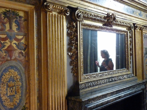 Miroir inséré dans des panneaux de boiserie 18e, reflet d'une femme
