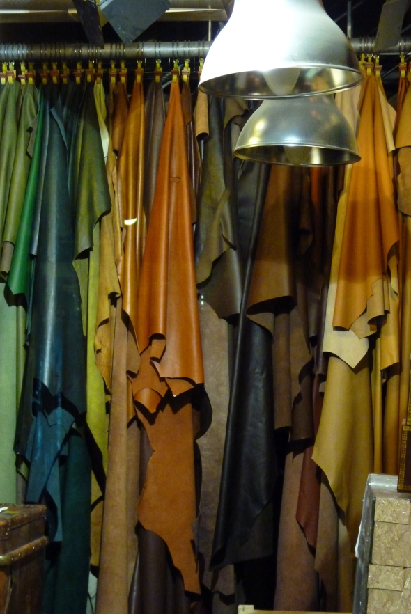Pans de cuirs de couleurs suspendus dans l'atelier