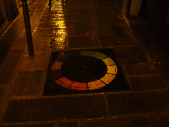 cercle chromatique peint sur un trottoir