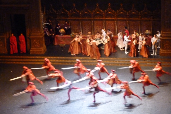 Ballet de l'opéra de paris, danseurs avec épées