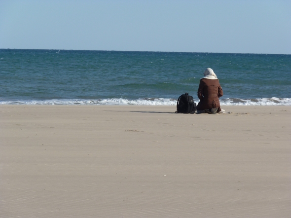 femme voilée sur une plage