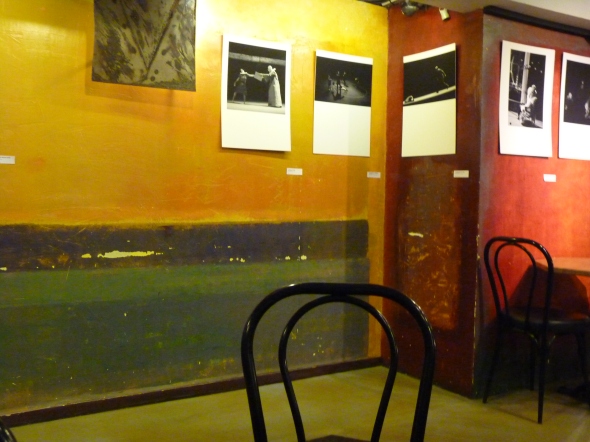 Bistrot aux murs colorés du théâtre de l'est parisien, chaises noires