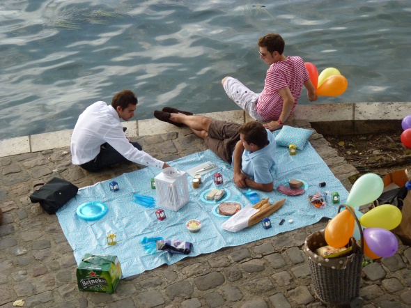 3 jeunes hommes en bord de Seine et nappe de pique-nique