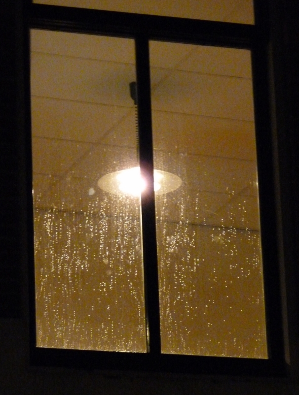 gouttes de pluie sur fenêtre nocturne