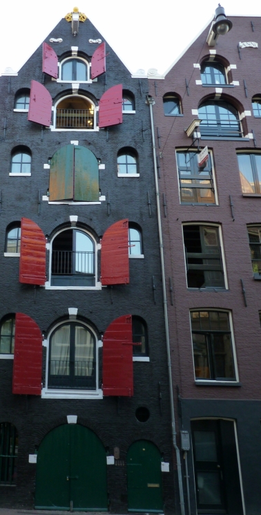 façade verte à volets rouge à Amsterdam