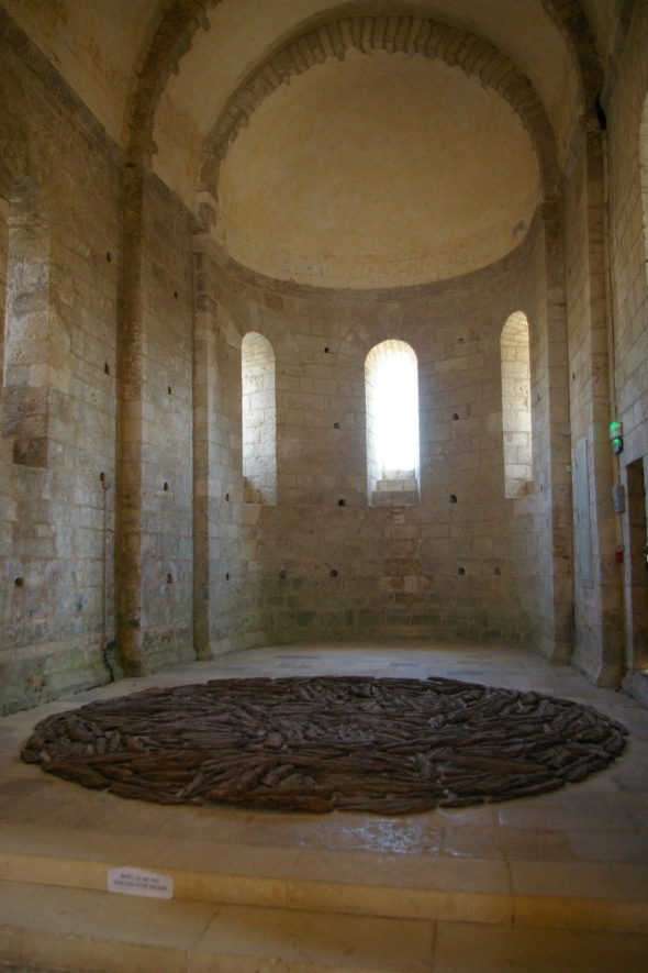 oeuvre de Richard Long (cercle de bois) dans le choeur de l'église St Savinien