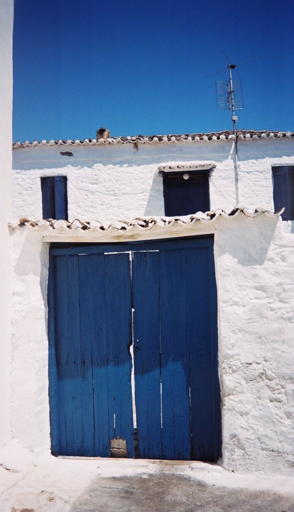 porte bleu et mur blanc