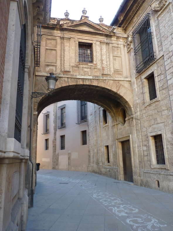 "porte" ou arcade de pierre bâtie reliant deux bâtiments dans une rue, Valence