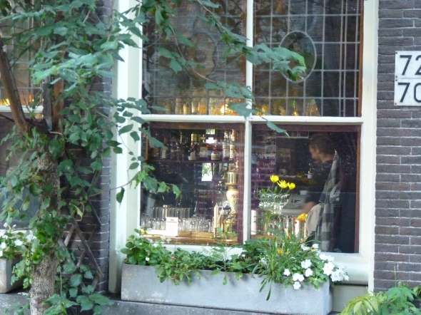 café amstellodamois et verres à l'essuyage au comptoir, vu par la fenêtre