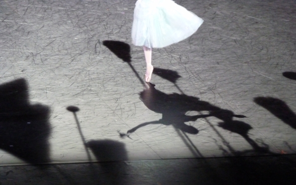 ombre de la danseuse sur la scène de l'opéra garnier