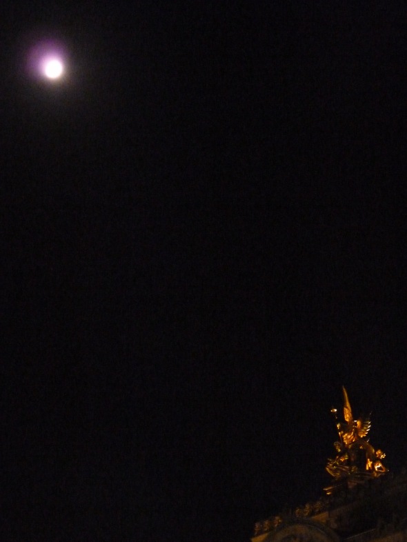 lune pleine au dessus d'une statue de l'opéra