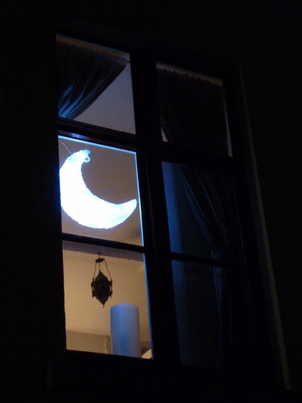 lune lumineuse à la fenêtre