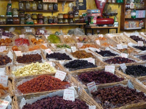 Corbeilles de fruits secs et pots d'épices colorés